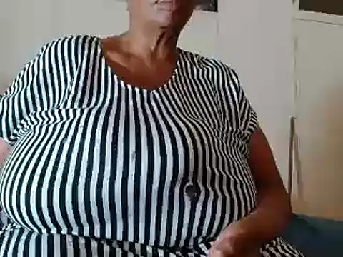 Snapshot of tinagiant chatting on 03-21-25, 01:45 tinagiant online show from 03-21-25, 01:45