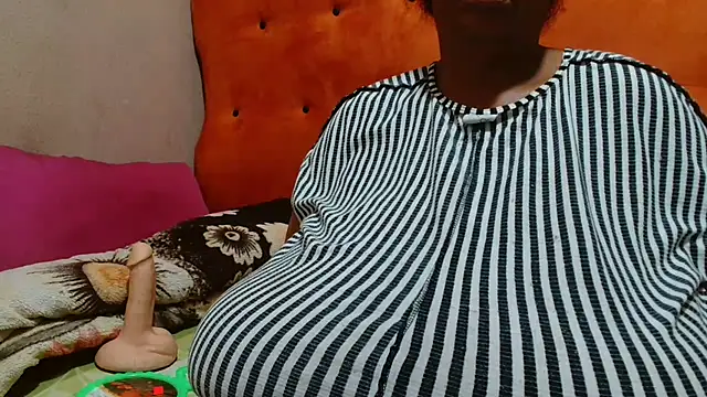 Snapshot of tinagiant chatting on 10-03-25, 02:41 tinagiant online show from 10-03-25, 02:41