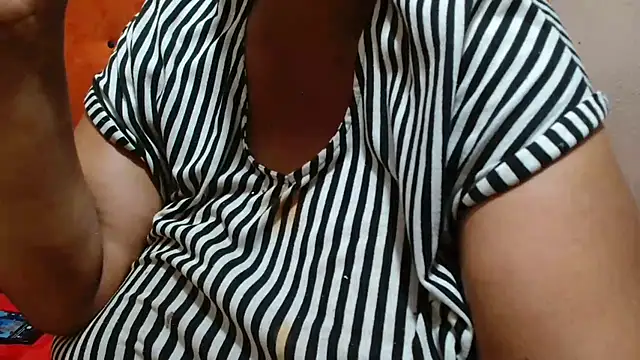 Snapshot of tinagiant chatting on 10-12-25, 05:06 tinagiant online show from 10-12-25, 05:06