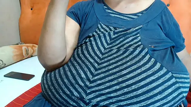 Snapshot of tinagiant chatting on 10-15-25, 08:25 tinagiant online show from 10-15-25, 08:25