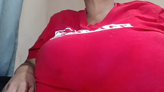 Snapshot of tinagiant chatting on 11-17-25, 01:06 tinagiant online show from 11-17-25, 01:06