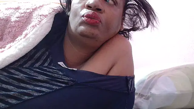 Snapshot of tinagiant chatting on 06-12-26, 02:10 tinagiant online show from 06-12-26, 02:10