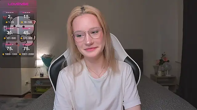 Snapshot of DearLia chatting on 12-24-24, 10:44 DearLia online show from 12-24-24, 10:44