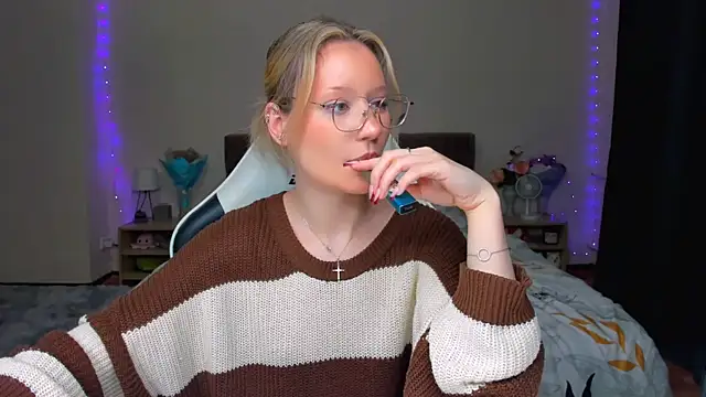 Snapshot of DearLia chatting on 09-20-25, 07:59 DearLia online show from 09-20-25, 07:59