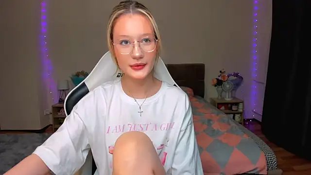 Snapshot of DearLia chatting on 10-11-25, 10:30 DearLia online show from 10-11-25, 10:30