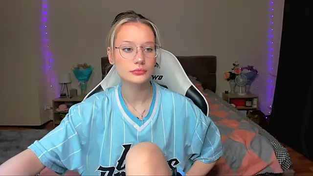 Snapshot of DearLia chatting on 10-18-25, 09:48 DearLia online show from 10-18-25, 09:48