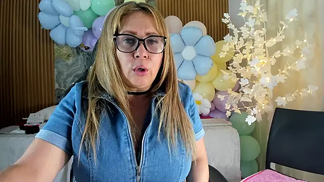 Danna topless online show from 04-14-26, 12:00