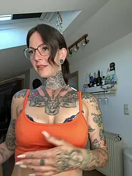 Snapshot of BrownieyQueen chatting on 06-19-26, 06:23 BrownieyQueen online show from 06-19-26, 06:23