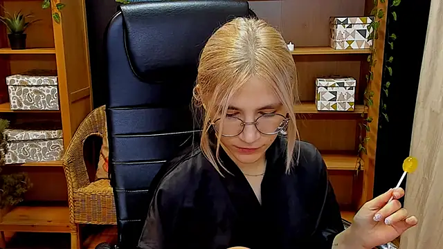 Snapshot of Moon13152 chatting on 12-07-24, 04:03 Moon13152 online show from 12-07-24, 04:03