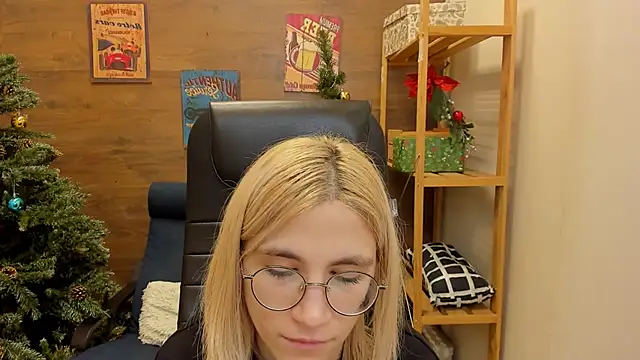 Snapshot of Moon13152 chatting on 12-25-24, 04:22 Moon13152 online show from 12-25-24, 04:22