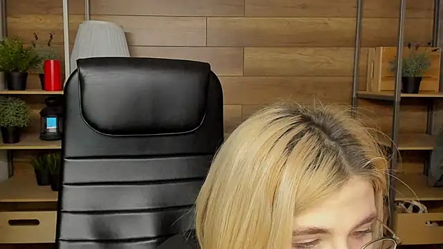 Snapshot of Moon13152 chatting on 01-23-25, 11:05 Moon13152 online show from 01-23-25, 11:05