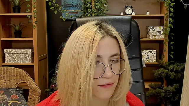 Snapshot of Moon13152 chatting on 01-26-25, 02:45 Moon13152 online show from 01-26-25, 02:45