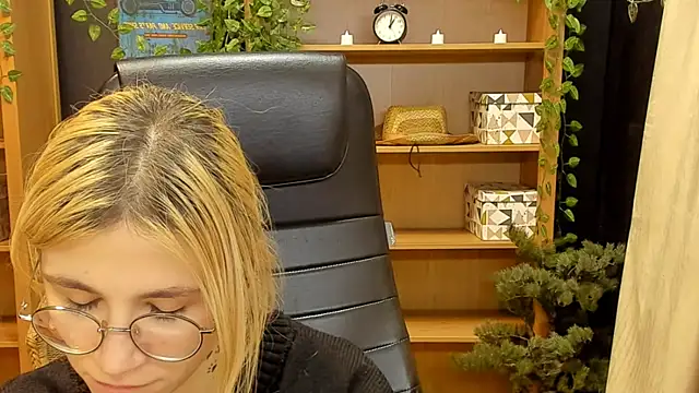 Snapshot of Moon13152 chatting on 02-02-25, 03:32 Moon13152 online show from 02-02-25, 03:32