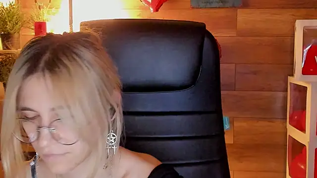 Snapshot of Moon13152 chatting on 03-09-25, 02:29 Moon13152 online show from 03-09-25, 02:29