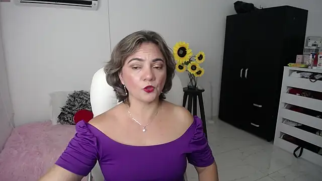 Chiraz hasnaa online show from 02-18-25, 01:43