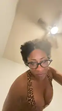 Snapshot of wynterheat chatting on 01-21-25, 11:35 wynterheat online show from 01-21-25, 11:35