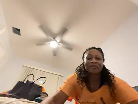 Snapshot of wynterheat chatting on 02-19-25, 02:33 wynterheat online show from 02-19-25, 02:33