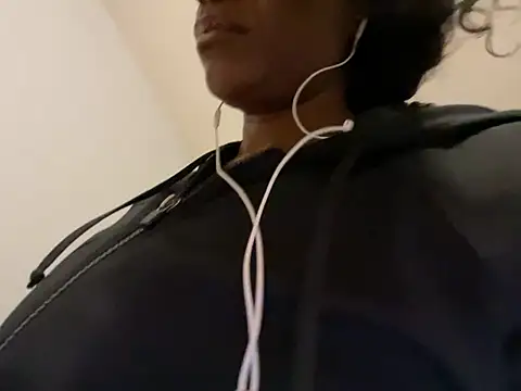 Snapshot of wynterheat chatting on 03-01-25, 03:32 wynterheat online show from 03-01-25, 03:32