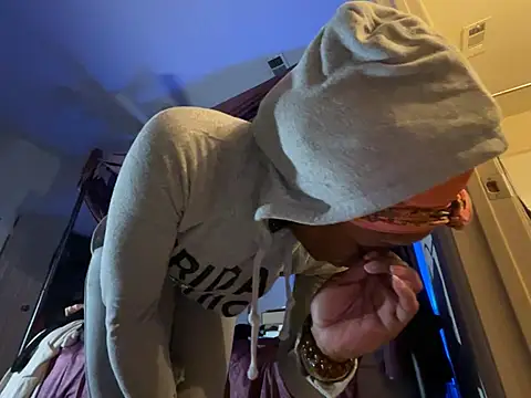 Snapshot of wynterheat chatting on 03-18-25, 07:30 wynterheat online show from 03-18-25, 07:30