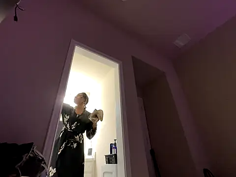 Snapshot of wynterheat chatting on 09-10-25, 05:40 wynterheat online show from 09-10-25, 05:40