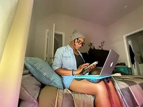 Snapshot of wynterheat chatting on 09-10-25, 08:53 wynterheat online show from 09-10-25, 08:53