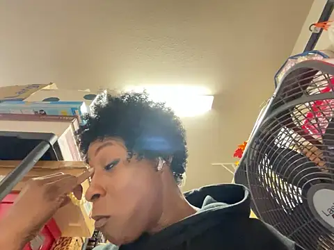 Snapshot of wynterheat chatting on 11-10-25, 03:27 wynterheat online show from 11-10-25, 03:27