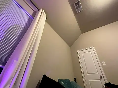 Snapshot of wynterheat chatting on 11-24-25, 08:47 wynterheat online show from 11-24-25, 08:47