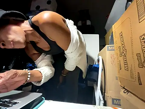 Snapshot of wynterheat chatting on 11-29-25, 11:19 wynterheat online show from 11-29-25, 11:19