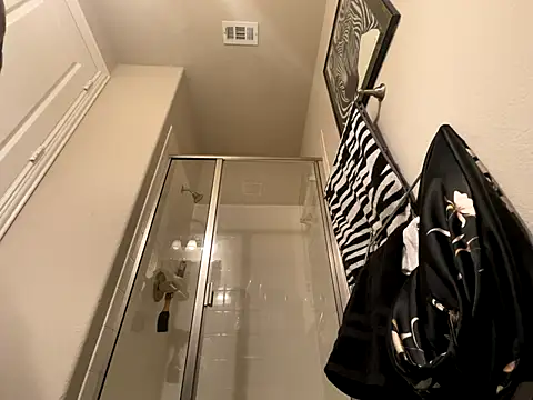 Snapshot of wynterheat chatting on 12-15-25, 04:00 wynterheat online show from 12-15-25, 04:00