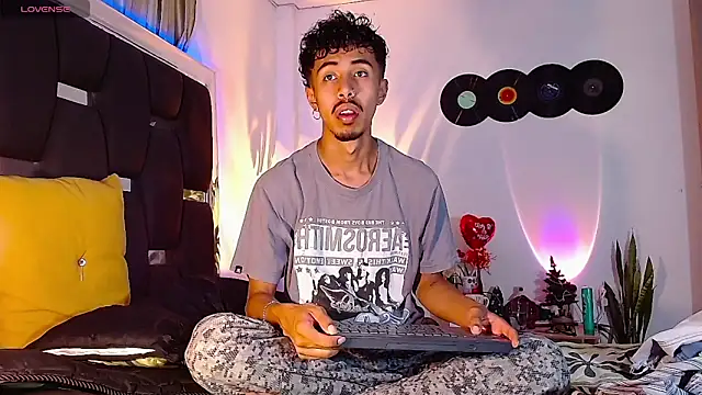 Snapshot of RyanRizzo chatting on 12-03-24, 12:13 RyanRizzo online show from 12-03-24, 12:13