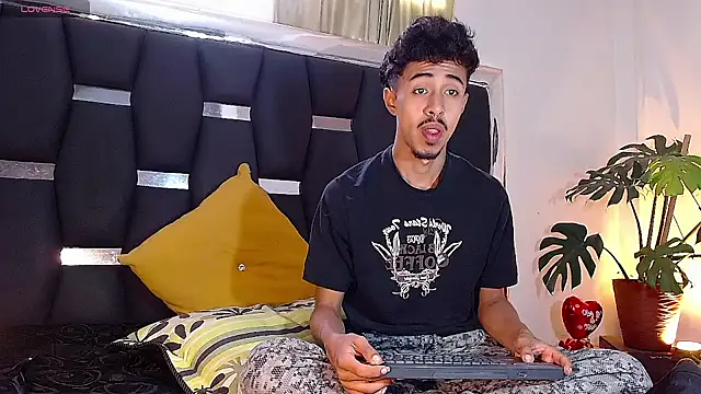 Snapshot of RyanRizzo chatting on 12-06-24, 02:38 RyanRizzo online show from 12-06-24, 02:38