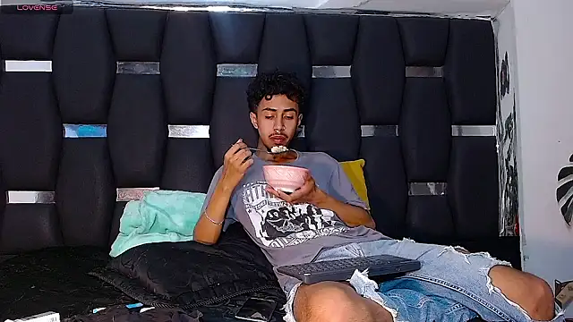 Snapshot of RyanRizzo chatting on 12-10-24, 12:39 RyanRizzo online show from 12-10-24, 12:39