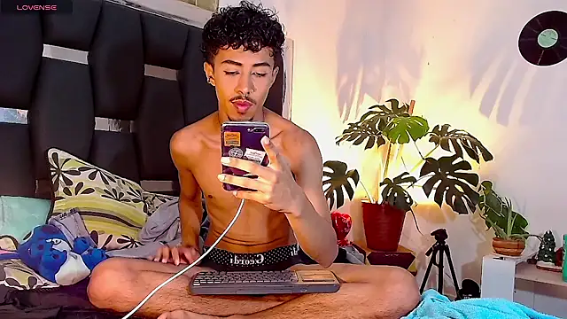 Snapshot of RyanRizzo chatting on 12-14-24, 12:22 RyanRizzo online show from 12-14-24, 12:22