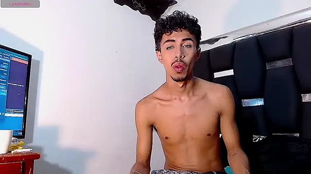 Snapshot of RyanRizzo chatting on 12-15-24, 01:57 RyanRizzo online show from 12-15-24, 01:57