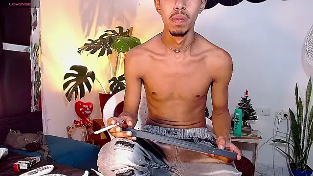 Snapshot of RyanRizzo chatting on 12-16-24, 08:48 RyanRizzo online show from 12-16-24, 08:48