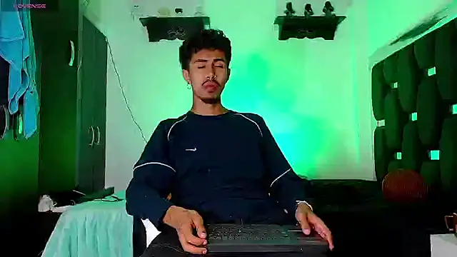 Snapshot of RyanRizzo chatting on 12-21-24, 05:36 RyanRizzo online show from 12-21-24, 05:36