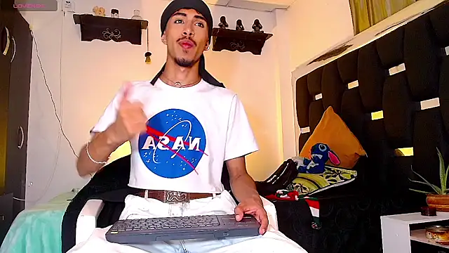 Snapshot of RyanRizzo chatting on 12-23-24, 07:28 RyanRizzo online show from 12-23-24, 07:28