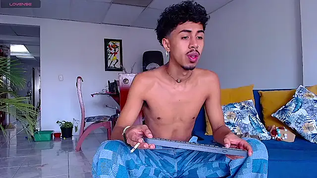 Snapshot of RyanRizzo chatting on 01-12-25, 06:59 RyanRizzo online show from 01-12-25, 06:59