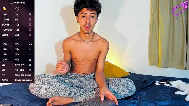 Snapshot of RyanRizzo chatting on 03-02-25, 08:40 RyanRizzo online show from 03-02-25, 08:40