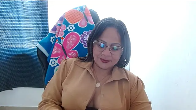 Snapshot of milf_ann48 chatting on 03-05-25, 03:40 milf ann48 online show from 03-05-25, 03:40