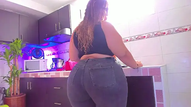 Snapshot of Emma-evans chatting on 07-19-26, 01:59 Emma-evans online show from 07-19-26, 01:59