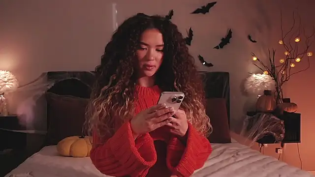 Snapshot of Denise_Garciia chatting on 10-29-25, 01:13 Denise Garciia online show from 10-29-25, 01:13