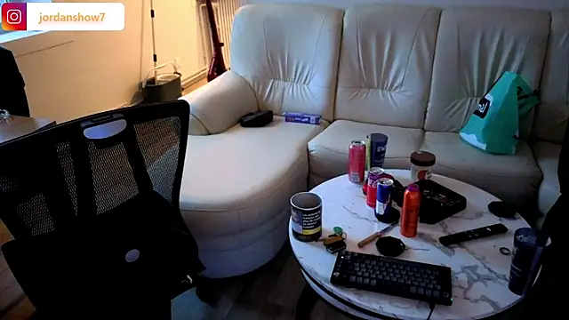Snapshot of JordanShow chatting on 12-23-25, 08:01 JordanShow online show from 12-23-25, 08:01