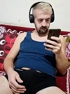 Snapshot of GrofLicno chatting on 12-29-24, 04:30 GrofLicno online show from 12-29-24, 04:30