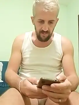 Snapshot of GrofLicno chatting on 10-31-25, 10:33 GrofLicno online show from 10-31-25, 10:33