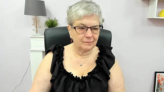 Snapshot of IrisDream chatting on 05-11-26, 05:57 IrisDream online show from 05-11-26, 05:57