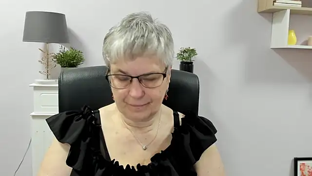 Snapshot of IrisDream chatting on 05-18-26, 06:08 IrisDream online show from 05-18-26, 06:08