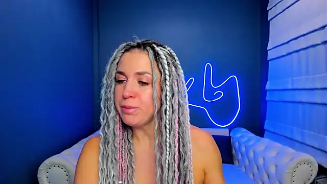 Snapshot of rock_n_roxy chatting on 12-18-25, 01:22 rock n roxy online show from 12-18-25, 01:22