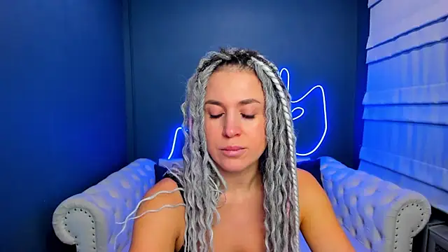 Snapshot of rock_n_roxy chatting on 12-19-25, 01:23 rock n roxy online show from 12-19-25, 01:23