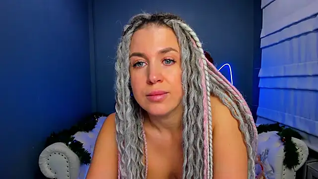 Snapshot of rock_n_roxy chatting on 12-23-25, 01:25 rock n roxy online show from 12-23-25, 01:25